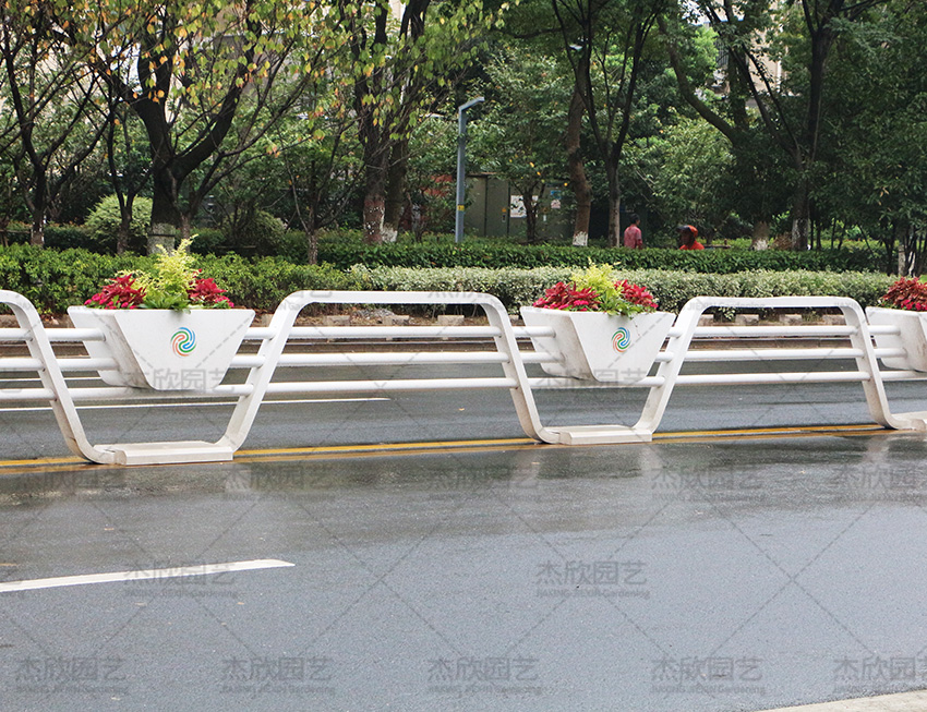 各種花箱道路護欄效果區(qū)別？